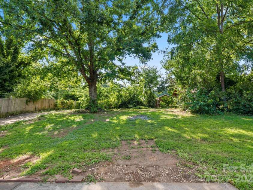 5115 Carriage Drive Circle, Charlotte, NC 28205.  MLS# CAR4283105, YatesRealty ID 29116. 