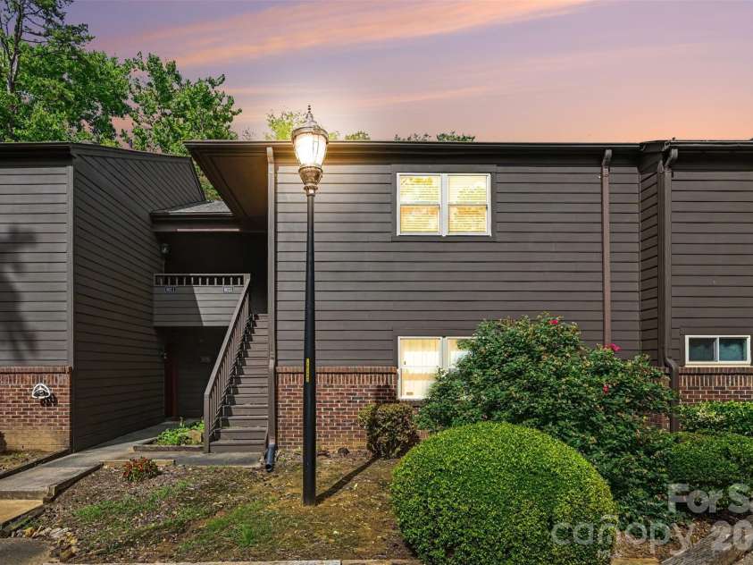 8015 Cedar Glen Drive, Charlotte, NC 28212.  MLS# CAR4387304, YatesRealty ID 29116. 