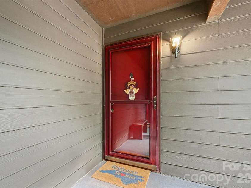 8015 Cedar Glen Drive, Charlotte, NC 28212.  MLS# CAR4387304, YatesRealty ID 29116. 