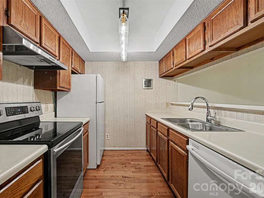 8015 Cedar Glen Drive, Charlotte, NC 28212.  MLS# CAR4387304, YatesRealty ID 29116. 