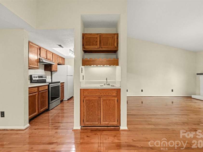 8015 Cedar Glen Drive, Charlotte, NC 28212.  MLS# CAR4387304, YatesRealty ID 29116. 