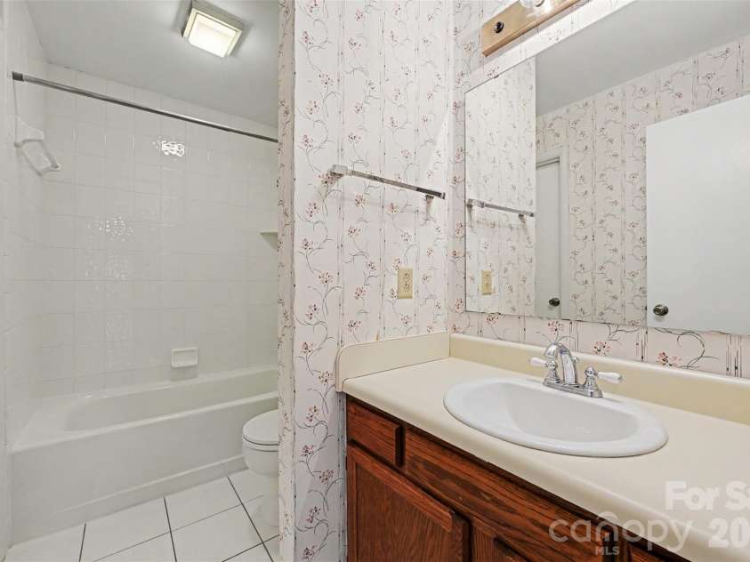 8015 Cedar Glen Drive, Charlotte, NC 28212.  MLS# CAR4387304, YatesRealty ID 29116. 
