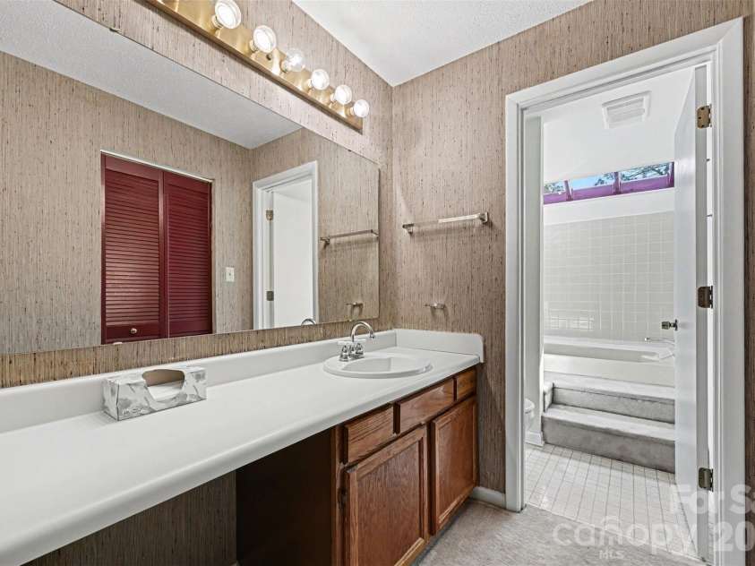 8015 Cedar Glen Drive, Charlotte, NC 28212.  MLS# CAR4387304, YatesRealty ID 29116. 