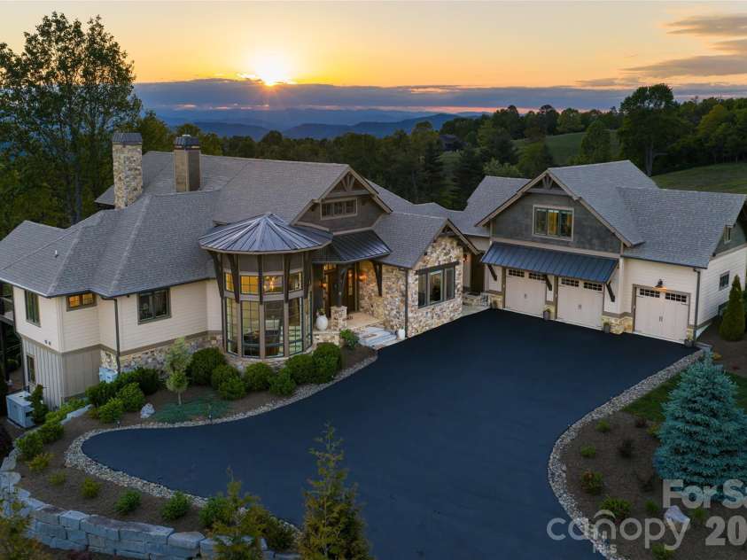 31 Bear Tree Court, Hendersonville, NC 28792.  MLS# CAR4364393, YatesRealty ID 29118. 