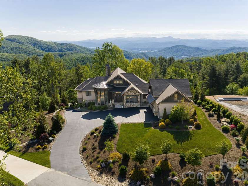 31 Bear Tree Court, Hendersonville, NC 28792.  MLS# CAR4364393, YatesRealty ID 29118. 