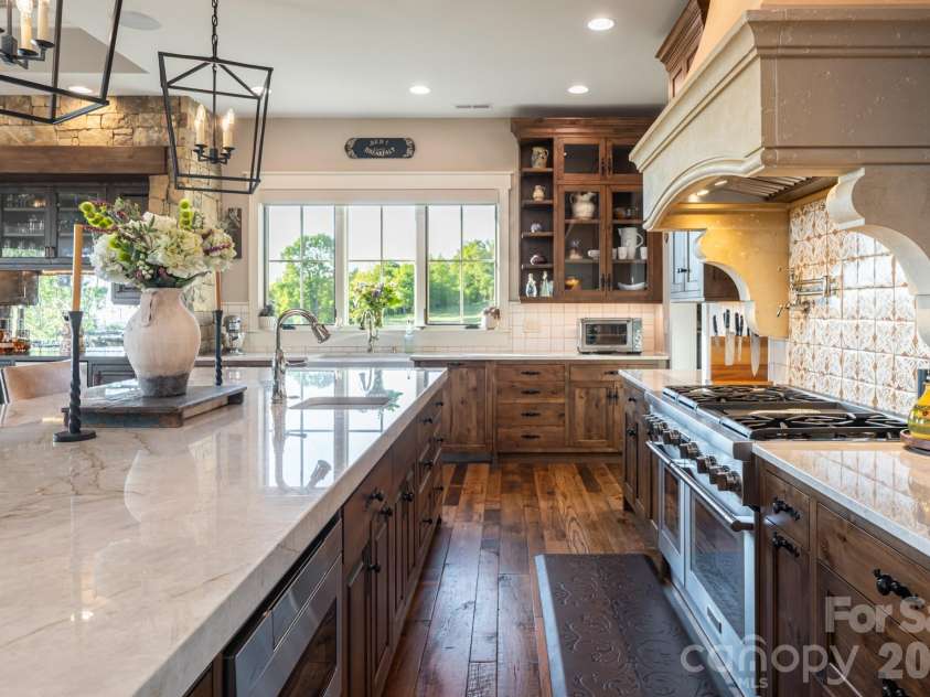 31 Bear Tree Court, Hendersonville, NC 28792.  MLS# CAR4364393, YatesRealty ID 29118. 