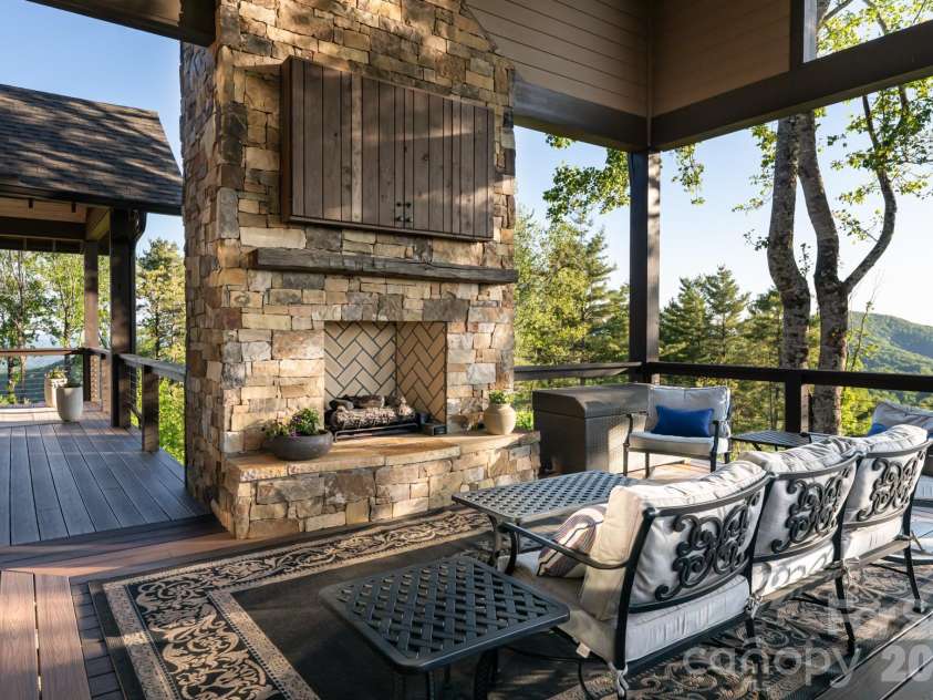 31 Bear Tree Court, Hendersonville, NC 28792.  MLS# CAR4364393, YatesRealty ID 29118. 