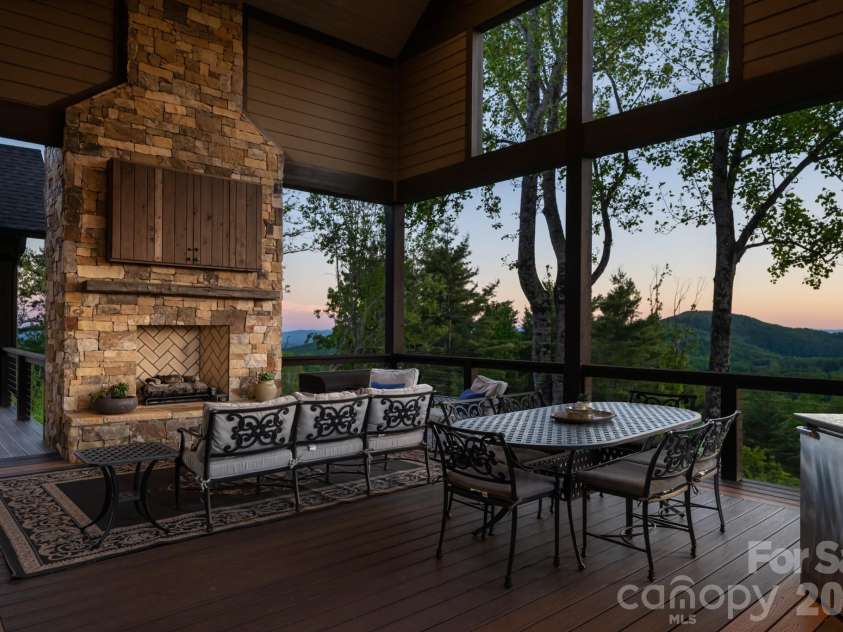 31 Bear Tree Court, Hendersonville, NC 28792.  MLS# CAR4364393, YatesRealty ID 29118. 