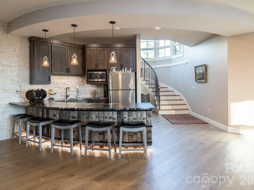 31 Bear Tree Court, Hendersonville, NC 28792.  MLS# CAR4364393, YatesRealty ID 29118. 