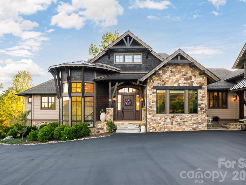 31 Bear Tree Court, Hendersonville, NC 28792.  MLS# CAR4364393, YatesRealty ID 29118. 