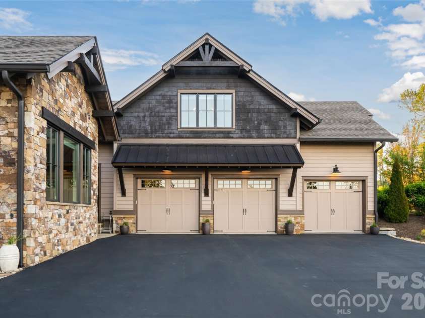 31 Bear Tree Court, Hendersonville, NC 28792.  MLS# CAR4364393, YatesRealty ID 29118. 