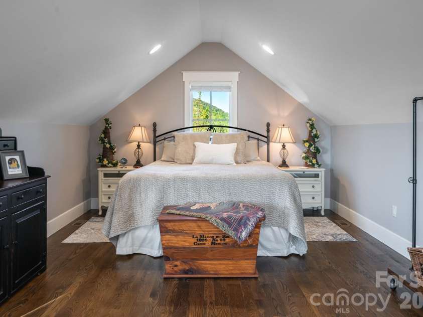 31 Bear Tree Court, Hendersonville, NC 28792.  MLS# CAR4364393, YatesRealty ID 29118. 