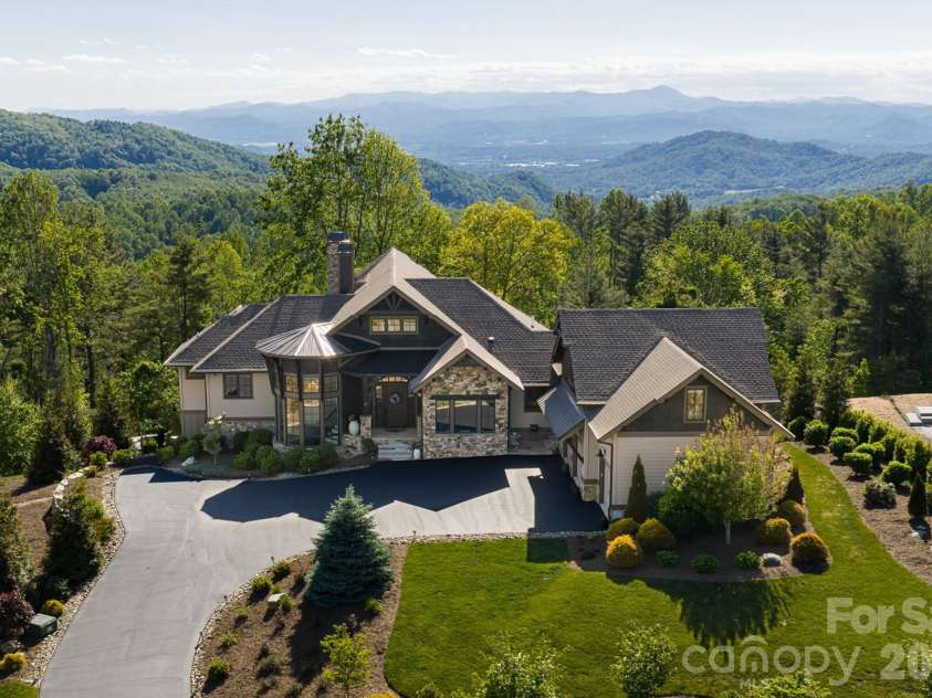 31 Bear Tree Court, Hendersonville, NC 28792.  MLS# CAR4364393, YatesRealty ID 29118. 