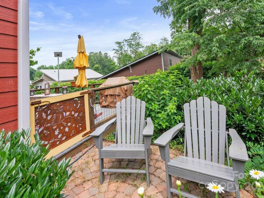 37 Bryant Street, Asheville, NC 28806.  MLS# CAR4275070, YatesRealty ID 29119. Lounge