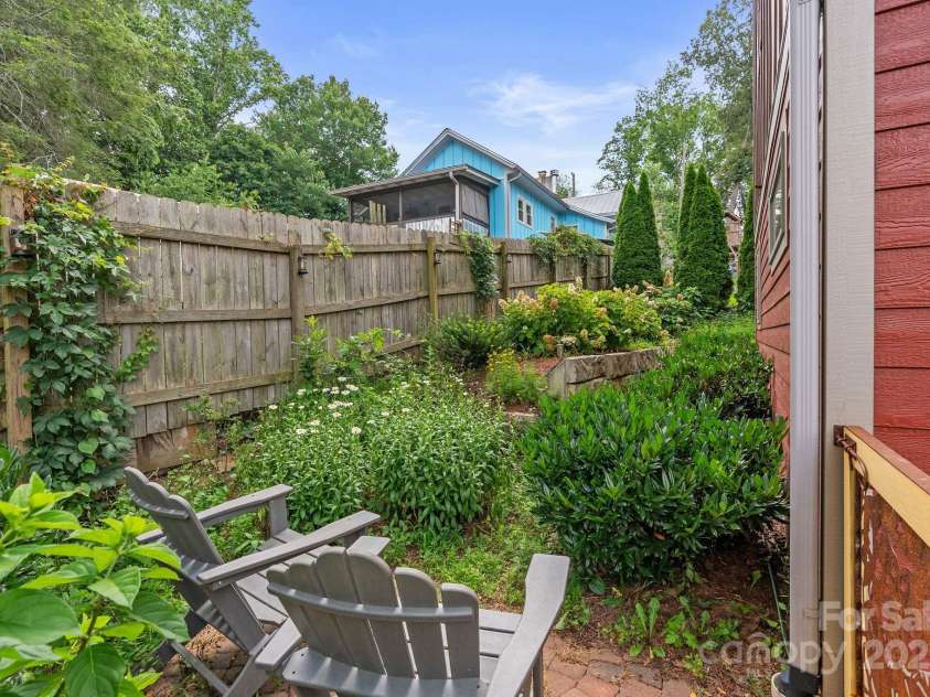 37 Bryant Street, Asheville, NC 28806.  MLS# CAR4275070, YatesRealty ID 29119. Lovely Side Yard