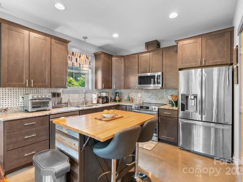 37 Bryant Street, Asheville, NC 28806.  MLS# CAR4275070, YatesRealty ID 29119. New Stove