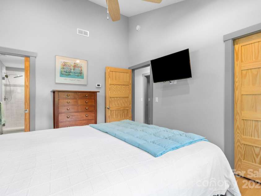 37 Bryant Street, Asheville, NC 28806.  MLS# CAR4332306, YatesRealty ID 29119. Ensuite Bathroom