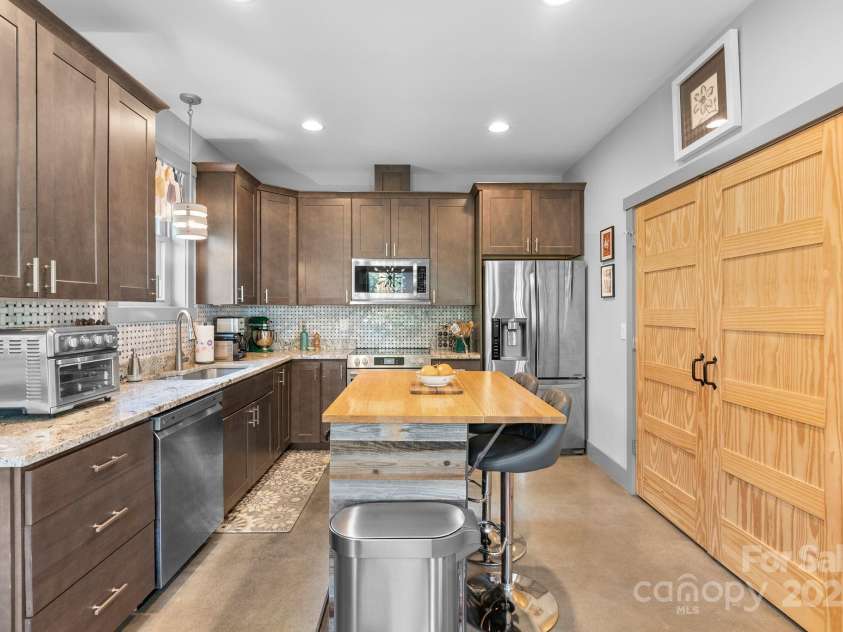37 Bryant Street, Asheville, NC 28806.  MLS# CAR4332306, YatesRealty ID 29119. Modern Kitchen 