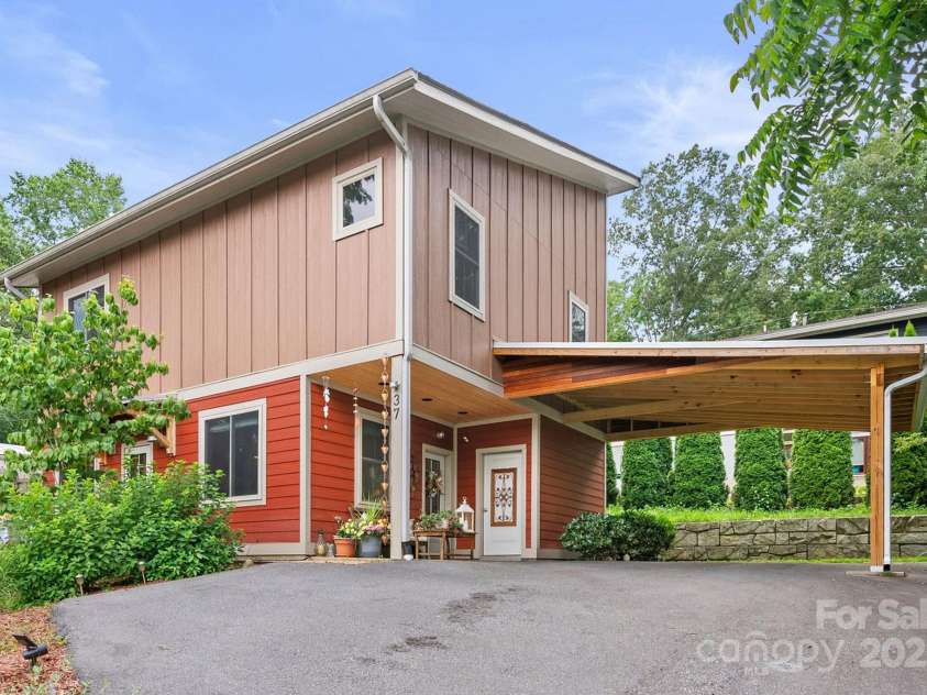 37 Bryant Street, Asheville, NC 28806.  MLS# CAR4332306, YatesRealty ID 29119. Walkable West Asheville Home