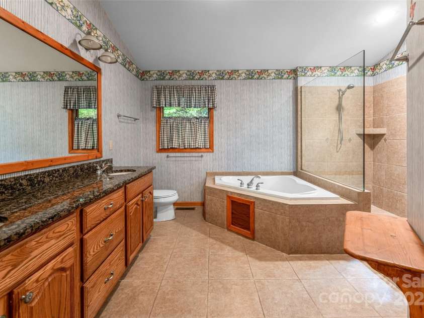 380 Allison Drive, Maggie Valley, NC 28751.  MLS# CAR4273769, YatesRealty ID 29120. Primary bath
