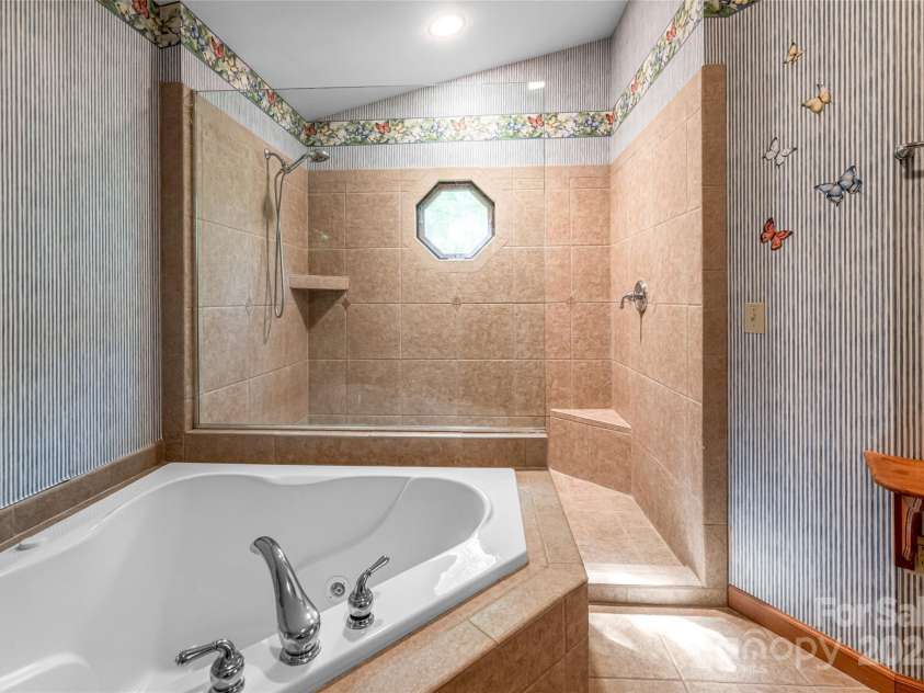 380 Allison Drive, Maggie Valley, NC 28751.  MLS# CAR4273769, YatesRealty ID 29120. Primary bath