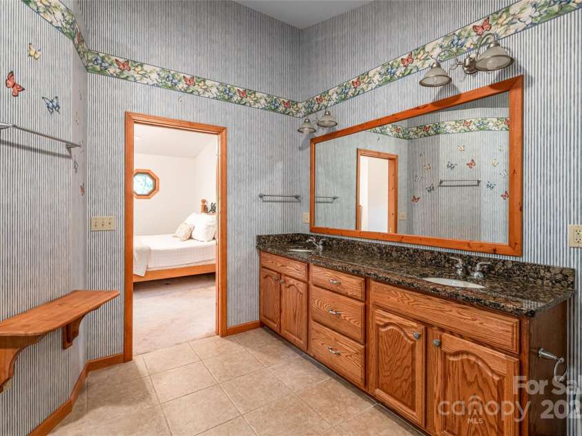 380 Allison Drive, Maggie Valley, NC 28751.  MLS# CAR4273769, YatesRealty ID 29120. Primary bath