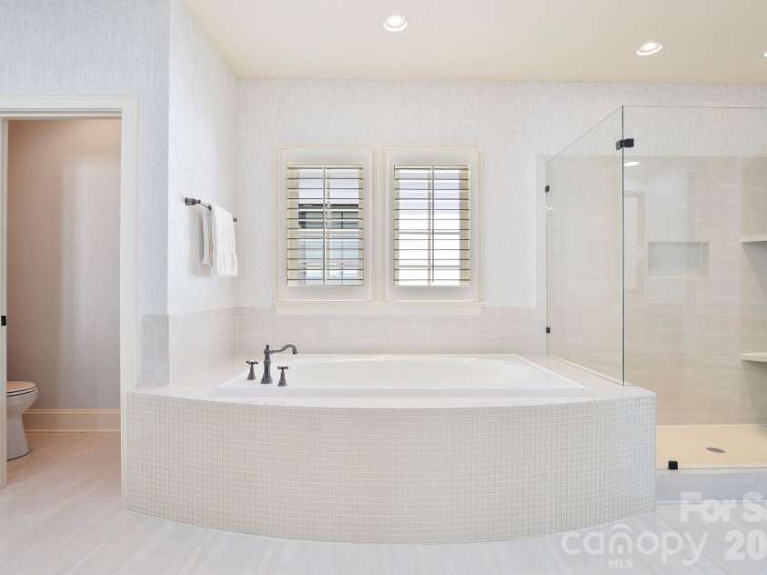 4315 Calvet Court, Charlotte, NC 28210.  MLS# CAR4372498, YatesRealty ID 29122. Primary Bathroom