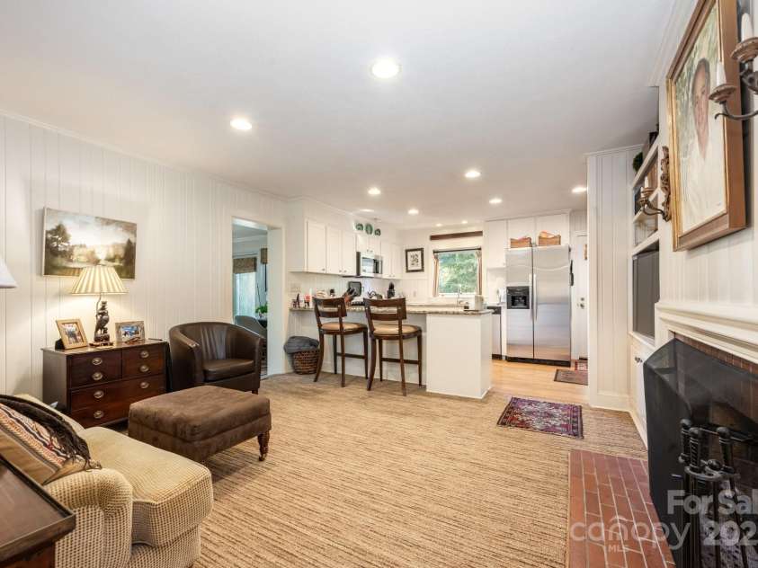 3125 Loma Lane, Charlotte, NC 28205.  MLS# CAR4286992, YatesRealty ID 29126. Den