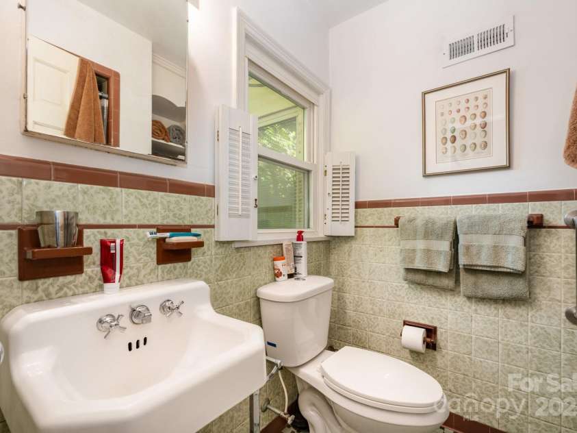 3125 Loma Lane, Charlotte, NC 28205.  MLS# CAR4286992, YatesRealty ID 29126. Full Bath 2