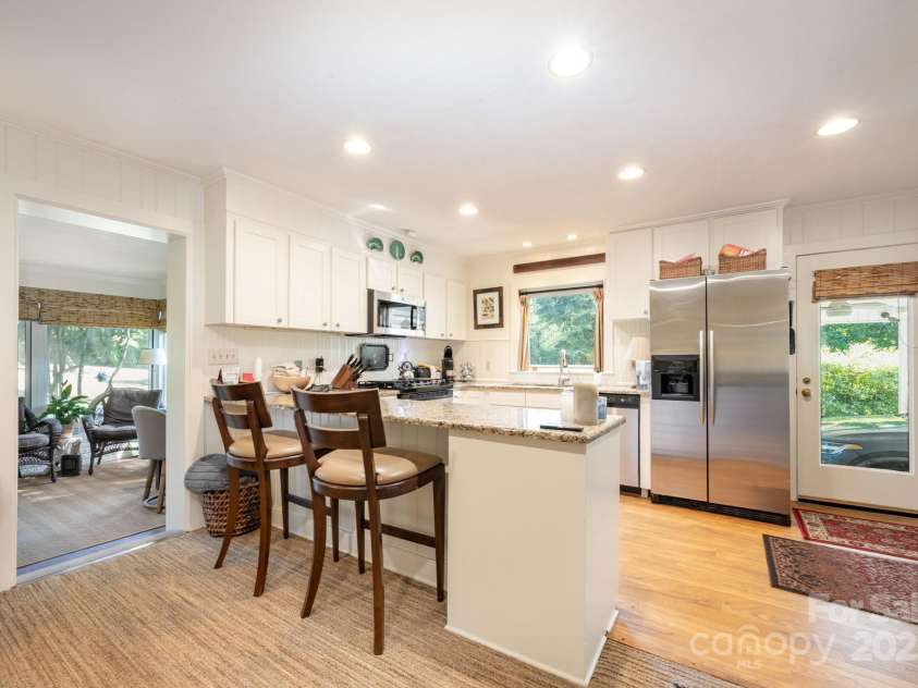 3125 Loma Lane, Charlotte, NC 28205.  MLS# CAR4286992, YatesRealty ID 29126. Kitchen