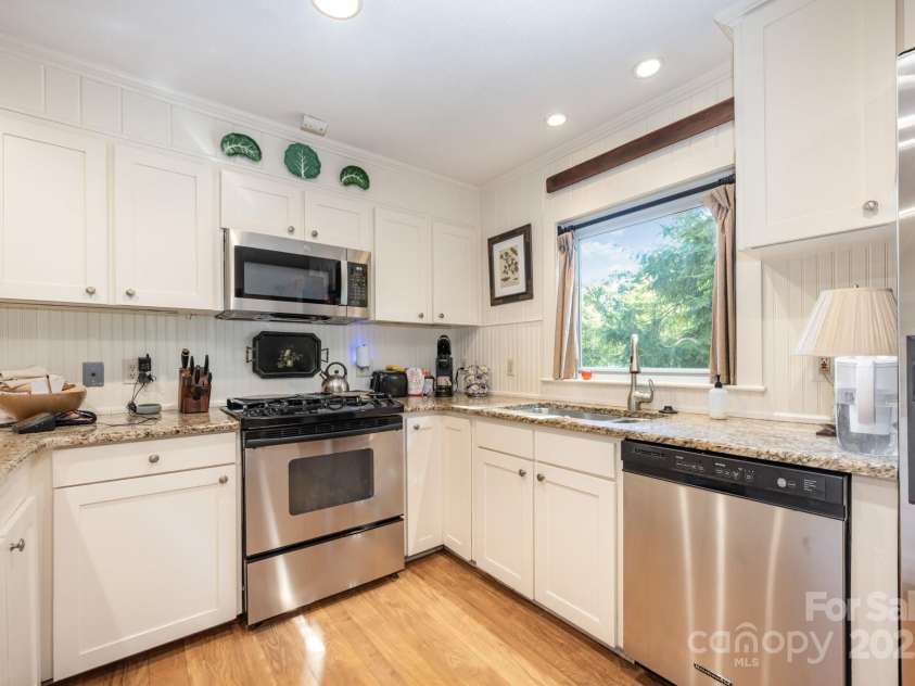 3125 Loma Lane, Charlotte, NC 28205.  MLS# CAR4286992, YatesRealty ID 29126. Kitchen