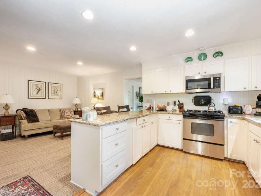 3125 Loma Lane, Charlotte, NC 28205.  MLS# CAR4286992, YatesRealty ID 29126. Kitchen