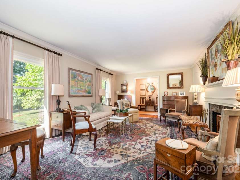 3125 Loma Lane, Charlotte, NC 28205.  MLS# CAR4286992, YatesRealty ID 29126. Living Room