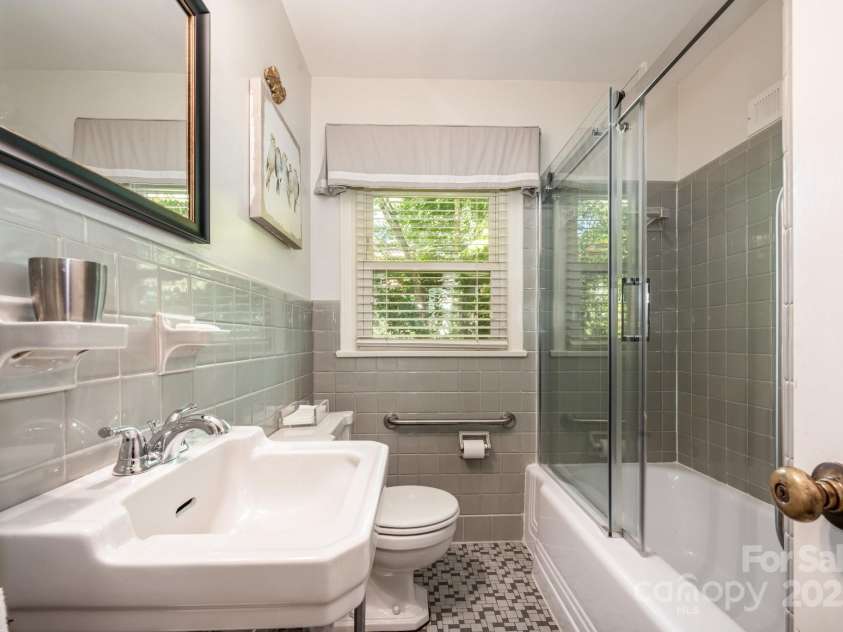 3125 Loma Lane, Charlotte, NC 28205.  MLS# CAR4286992, YatesRealty ID 29126. Primary Bathroom