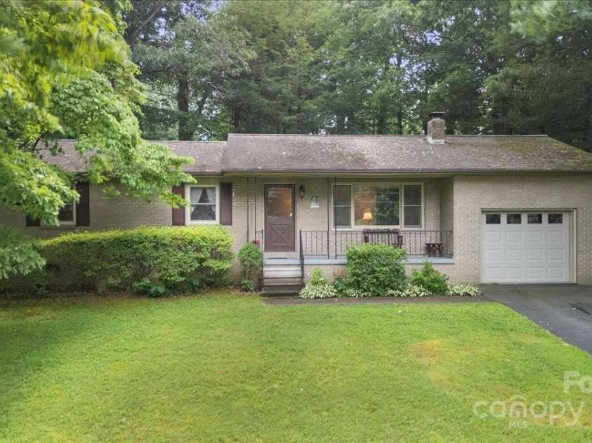 111 Cannon Drive, Hendersonville, NC 28792.  MLS# CAR4278342, YatesRealty ID 29128. 