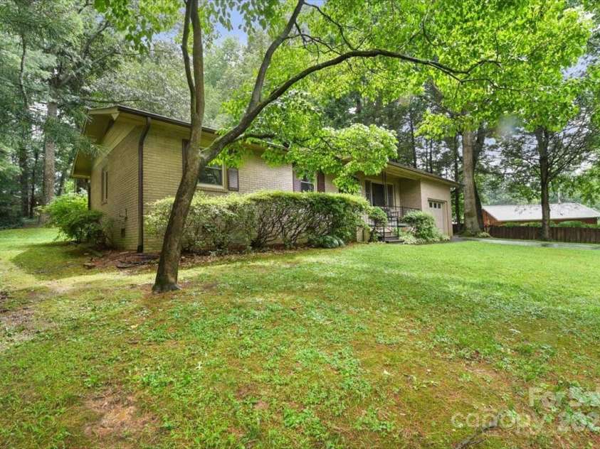 111 Cannon Drive, Hendersonville, NC 28792.  MLS# CAR4278342, YatesRealty ID 29128. 