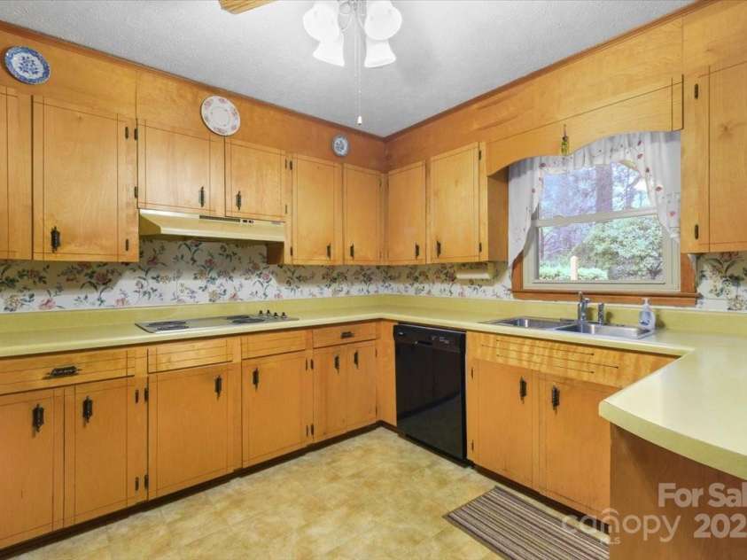 111 Cannon Drive, Hendersonville, NC 28792.  MLS# CAR4278342, YatesRealty ID 29128. 