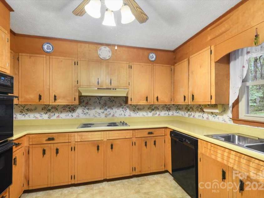 111 Cannon Drive, Hendersonville, NC 28792.  MLS# CAR4278342, YatesRealty ID 29128. Kitchen