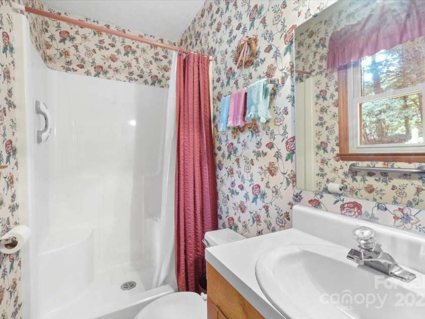 111 Cannon Drive, Hendersonville, NC 28792.  MLS# CAR4278342, YatesRealty ID 29128. Primary Bathroom