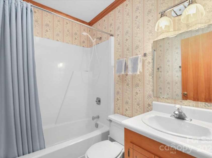 111 Cannon Drive, Hendersonville, NC 28792.  MLS# CAR4278342, YatesRealty ID 29128. Secondary Bathroom