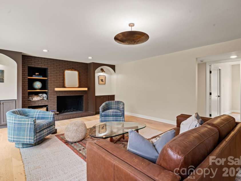 823 Wingrave Drive, Charlotte, NC 28270.  MLS# CAR4351903, YatesRealty ID 29129. 