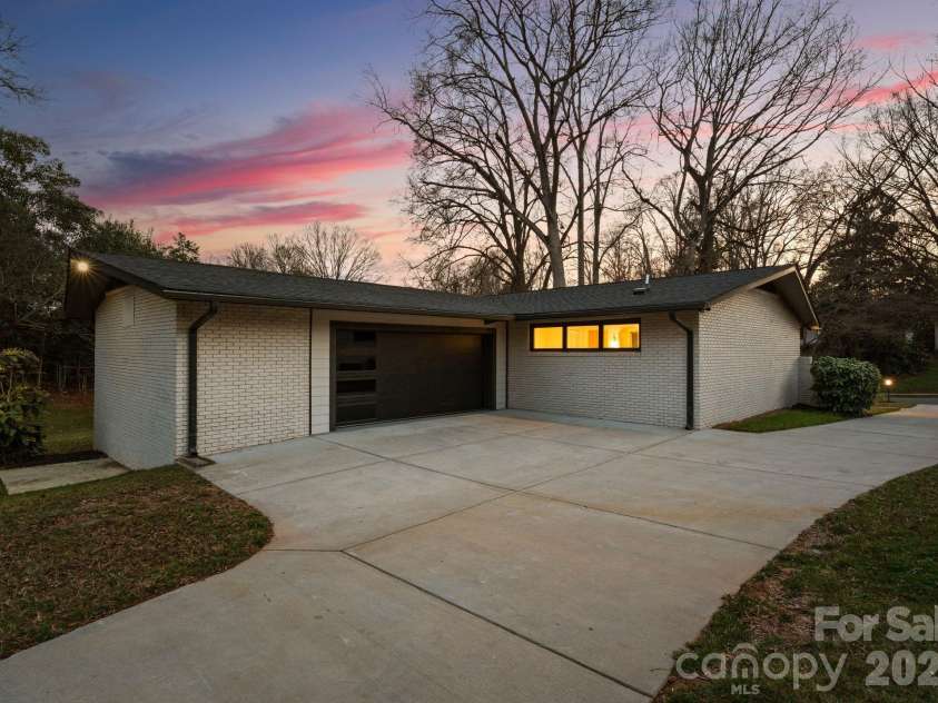 823 Wingrave Drive, Charlotte, NC 28270.  MLS# CAR4351903, YatesRealty ID 29129. 