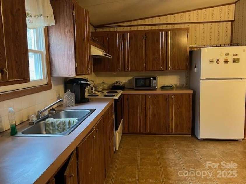 221 Peterson Road, Green Mountain, NC 28740.  MLS# CAR4211767, YatesRealty ID 2913. 