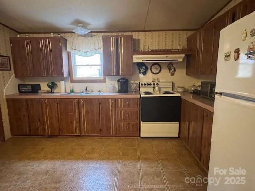 221 Peterson Road, Green Mountain, NC 28740.  MLS# CAR4211767, YatesRealty ID 2913. 