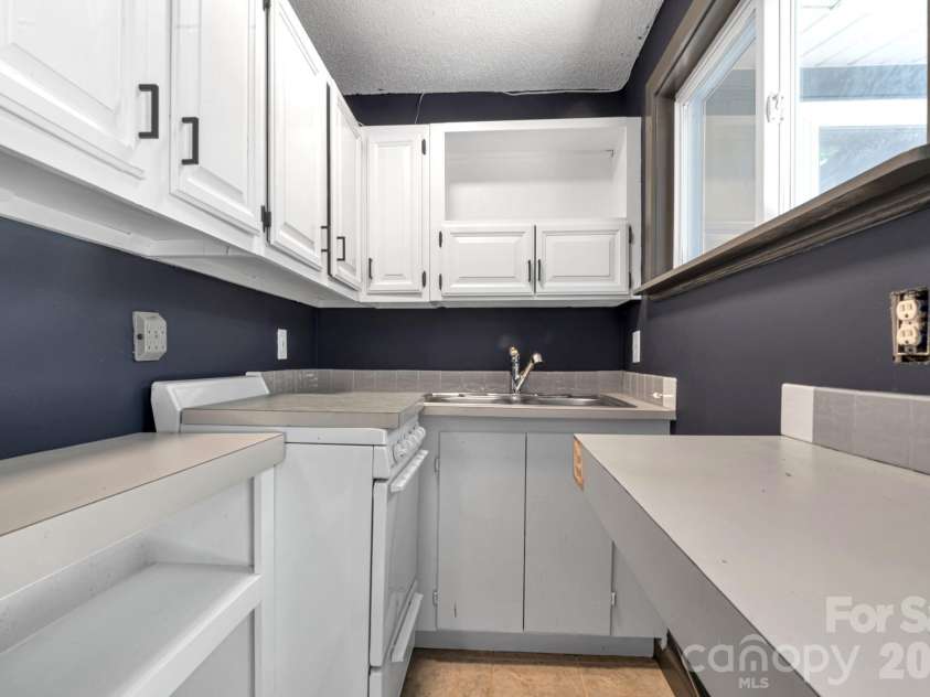 35 Timberview Drive, Arden, NC 28704.  MLS# CAR4373385, YatesRealty ID 29135. Private kitchen within the second living space