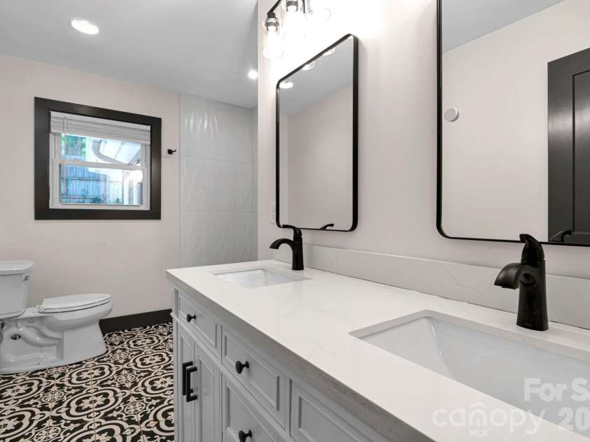 35 Timberview Drive, Arden, NC 28704.  MLS# CAR4373385, YatesRealty ID 29135. Stylish updates bring a fresh feel to this bathroom space