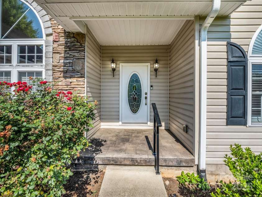 124 Shadow View Drive, Leicester, NC 28748.  MLS# CAR4273794, YatesRealty ID 29136. 
