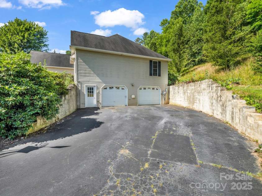 124 Shadow View Drive, Leicester, NC 28748.  MLS# CAR4273794, YatesRealty ID 29136. 