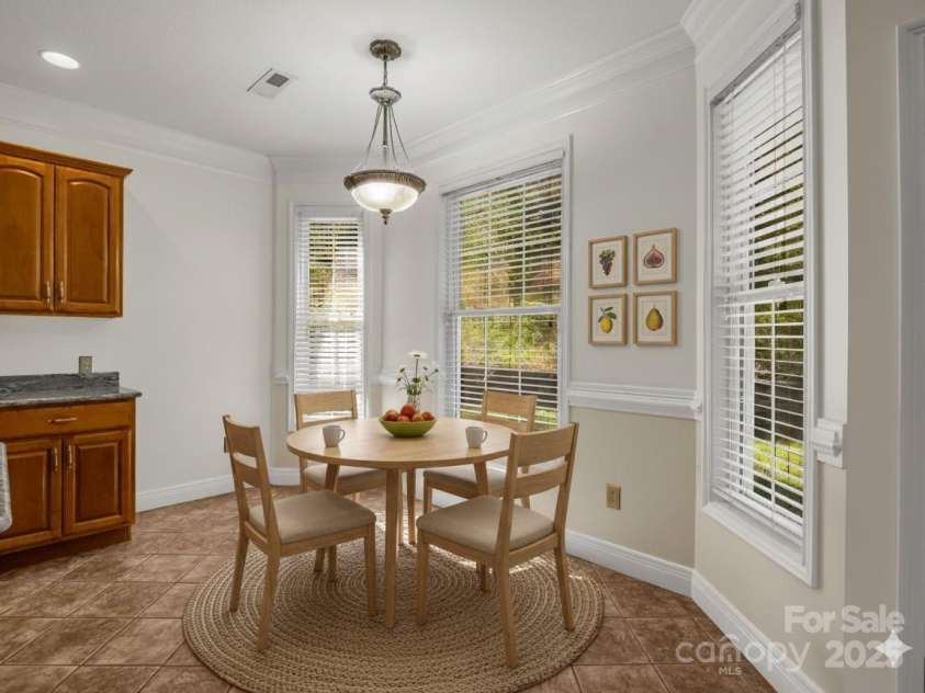 124 Shadow View Drive, Leicester, NC 28748.  MLS# CAR4273794, YatesRealty ID 29136. Eat-in kitchen *virtually staged*