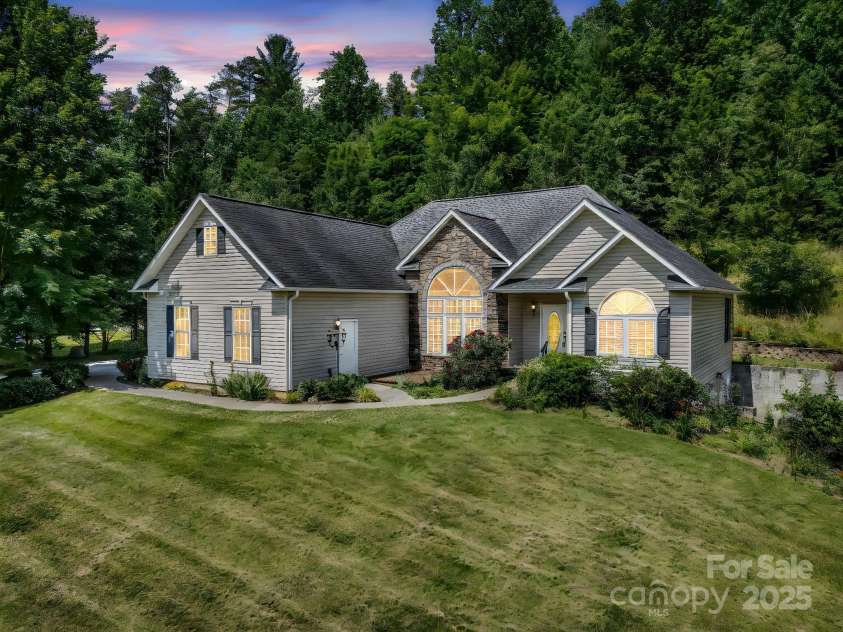 124 Shadow View Drive, Leicester, NC 28748.  MLS# CAR4273794, YatesRealty ID 29136. Situated on a large lot, enjoy quiet living in this established neighborhood, with easy access to Asheville + more. 